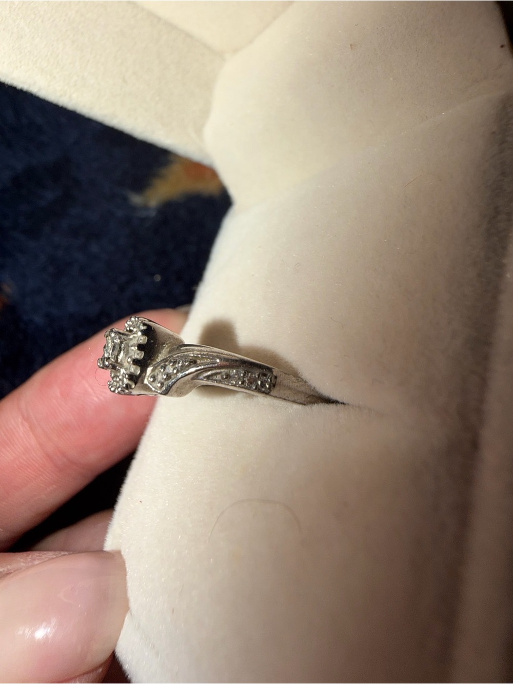 10k white gold Halo Round-Cut Diamond Engagement Ring - Picture 3 of 5